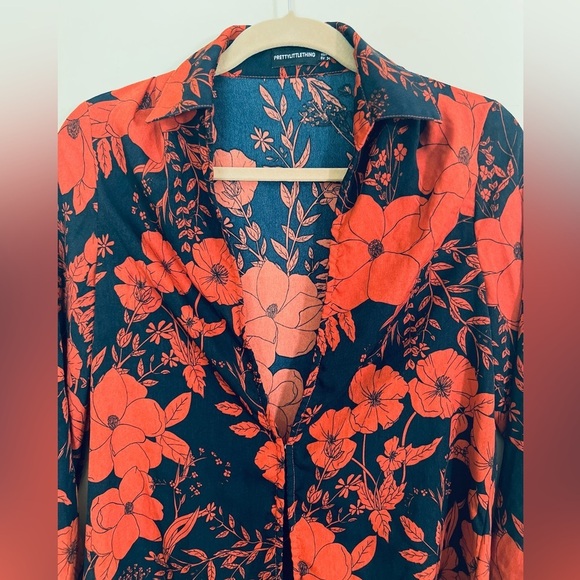 PRETTYLITTLETHING Long Sleeve Deep V Neck Red Floral Oversized Top Size 2 Fall - Picture 3 of 16